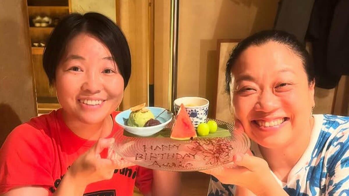 【イモトアヤコ】 「毎年お祝いできることが嬉しい」親友いとうあさこの誕生日を祝福 赤Tシャツ×青柄シャツで笑顔溢れる2ショット