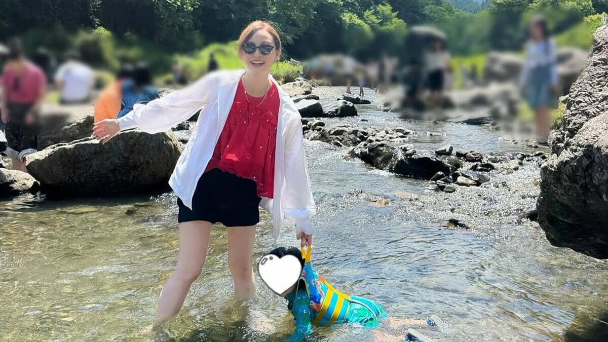 【 新井恵理那 】 「大人のほうがはしゃいでしまいました」1歳10ヶ月の長男と川遊び&長女のお食い初め 大自然に囲まれた夏の思い出づくり