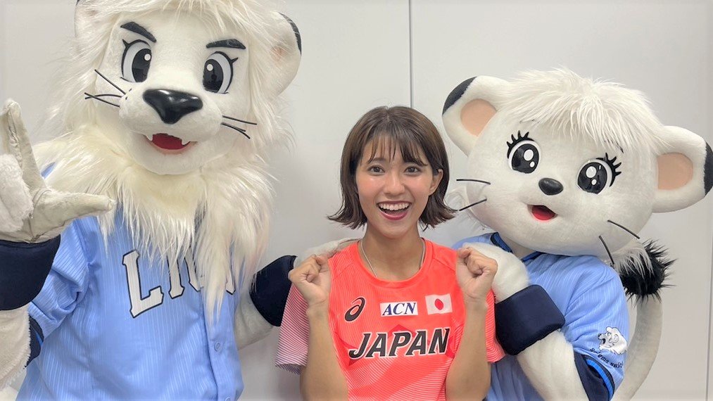 御手洗アナがセレモニアルピッチで渾身の投球 ! 西武・甲斐野“臨時コーチ”「次はノーバンの120kmを目指して欲しい」