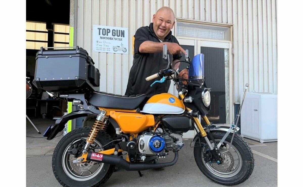 【 安田大サーカス・HIRO 】 愛車のバイク「モンキー125 のプチカスタム」「今回はスクリーンにブルーのフィルムを取り付け」 笑顔で紹介