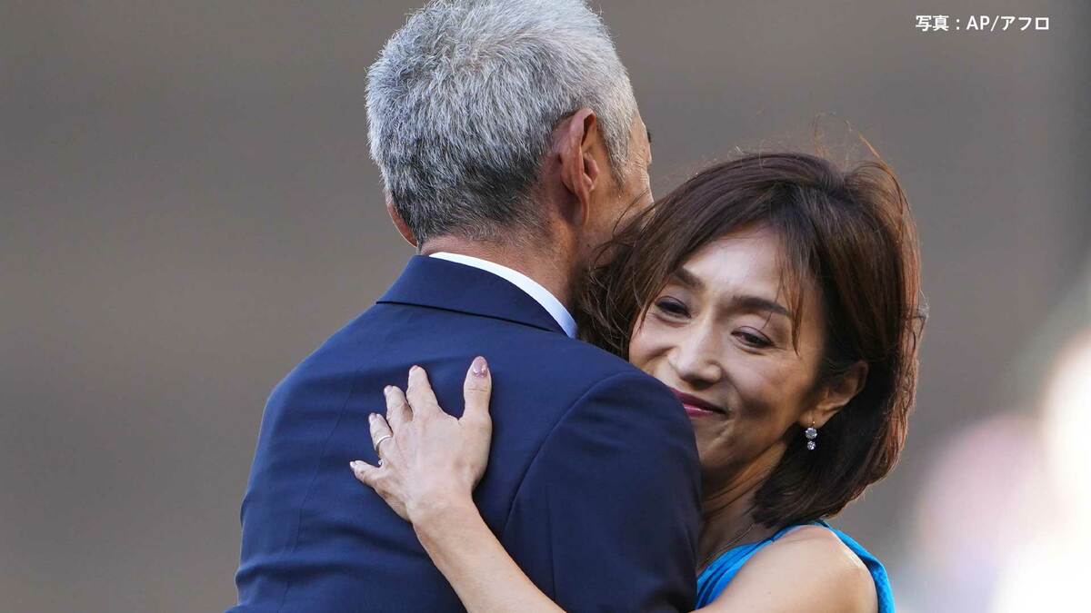イチロー、弓子夫人とハグ 永久欠番の豪華式典に本拠地は大歓声!マリナーズカラーのネクタイで登場