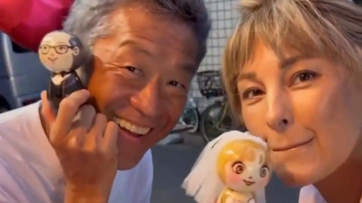 【 梅宮アンナ 】 “出会って10日婚” 6歳の頃からの友人から祝福「うふふ」夏の夕暮れに夫と街角ディナー