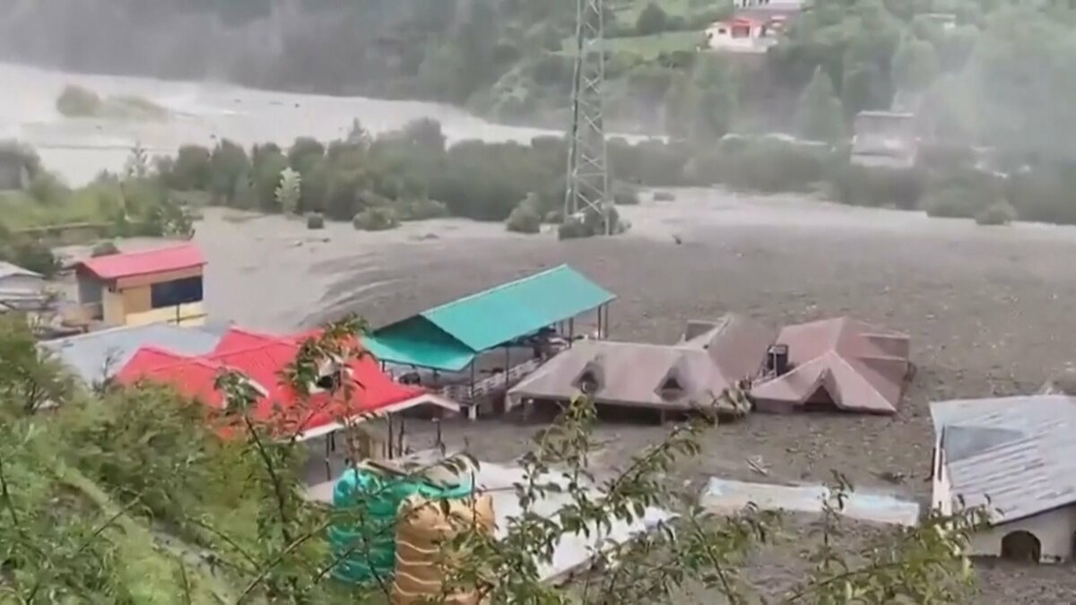 インド北部 鉄砲水で少なくとも4人死亡、50人以上が行方不明に 軍などが出動し救助活動