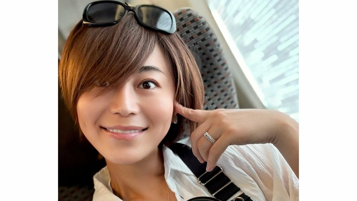 【 氷川きよし 】 白シャツ姿で名古屋へ 「ショーの御食事も間違いなく美味しいです」 ホテルでのディナーショーに太鼓判