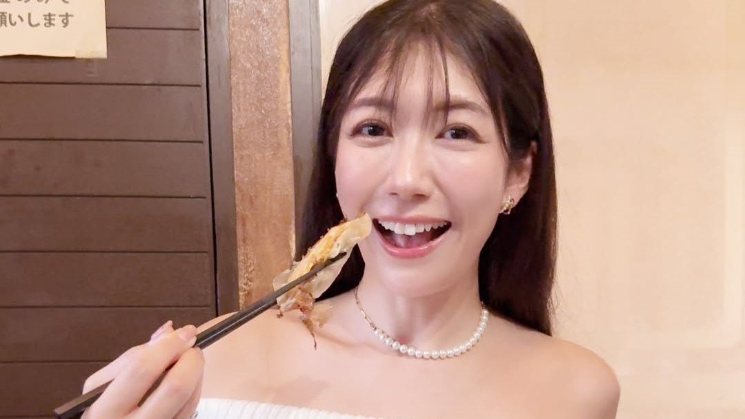 【 穂川果音 】肩出しドレスで “餃子&サワー&ホッピー” 気さくな笑顔でご満悦