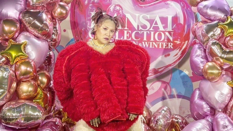 【 バービー 】ランウェイに登場 “小顔ファッションの最終形態” “#着痩せコーデ” フォロワー賛美「オシャレでかっこいい母ちゃん」【関西コレクション】