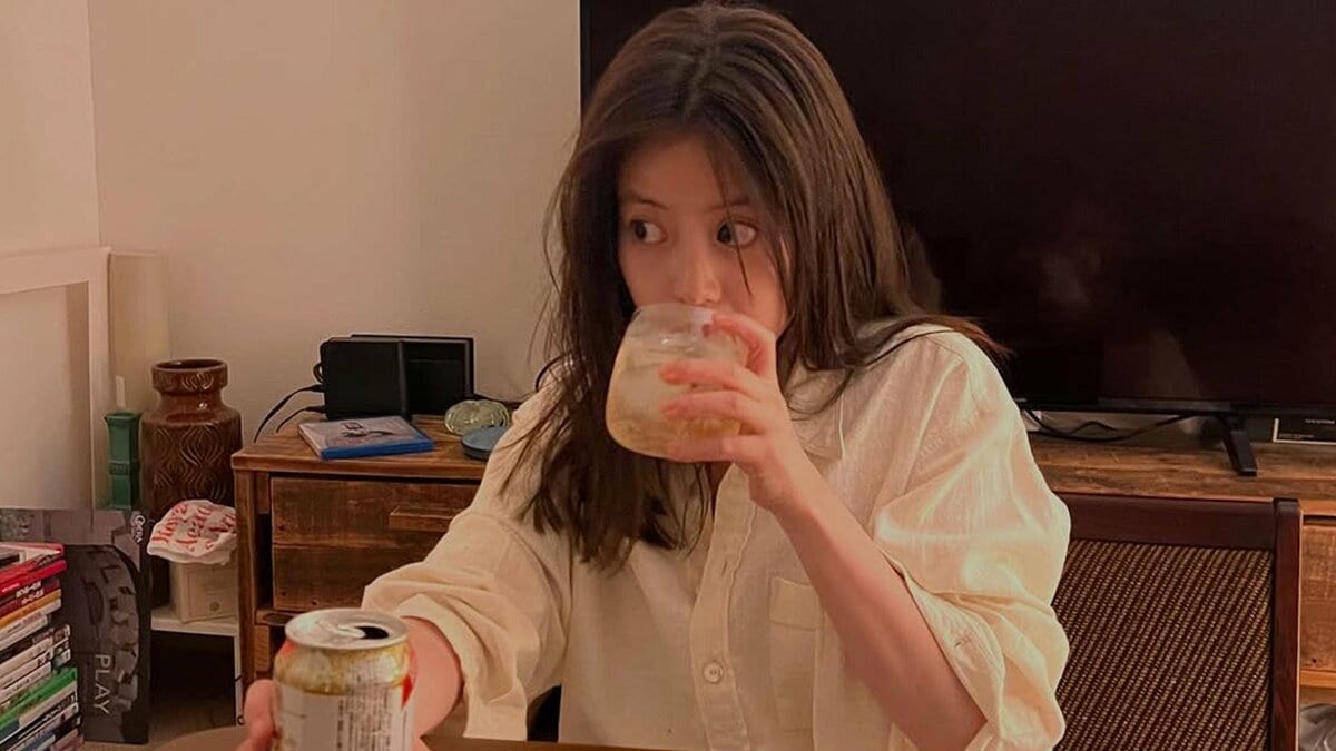 【 今田美桜 】 “ハイボールとおつまみ”のリラックスショットを披露 素顔に迫る様々なオフショットを公開