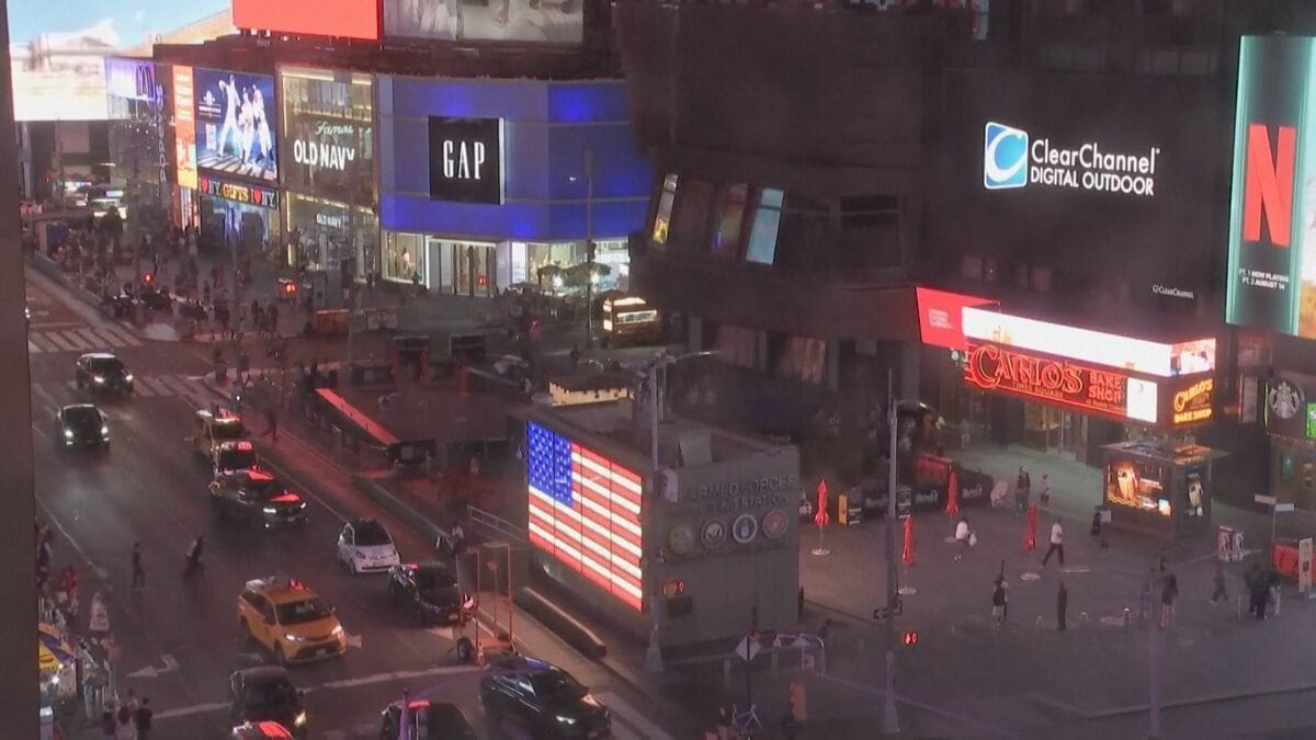 米・NYタイムズスクエアで銃撃 3人けが 17歳の少年を拘束
