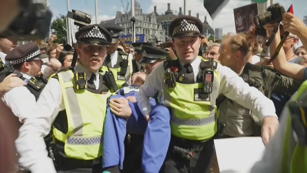 ロンドンで親パレスチナ団体の活動禁止の政府決定への抗議デモ 466人逮捕、一部は団体を支持する活動に参加しないこと条件に釈放