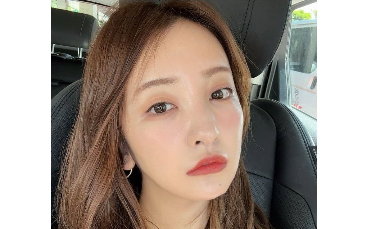 【 板野友美 】 「肌の調子よきよき」 車内で自撮り 赤い唇デザインの個性派ファッションを披露