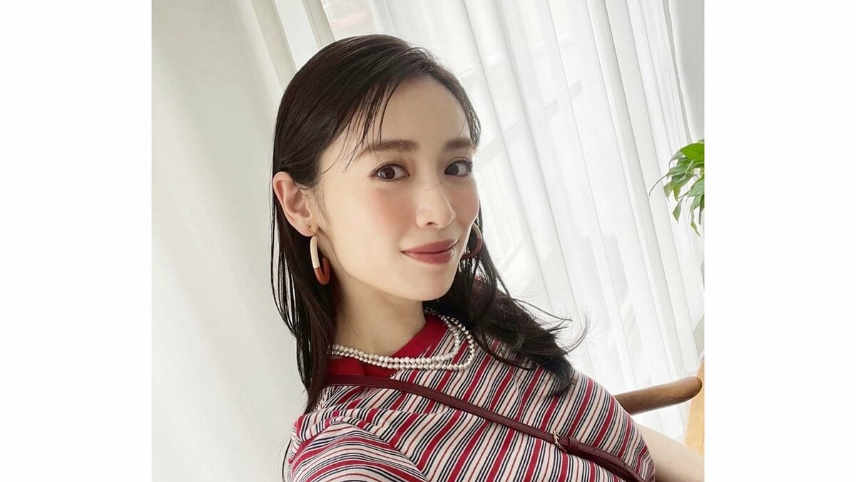【 泉里香 】 「日曜日」のオフショットを公開 ストライプ姿と大きなフープイヤリングで魅せる 休日スタイル