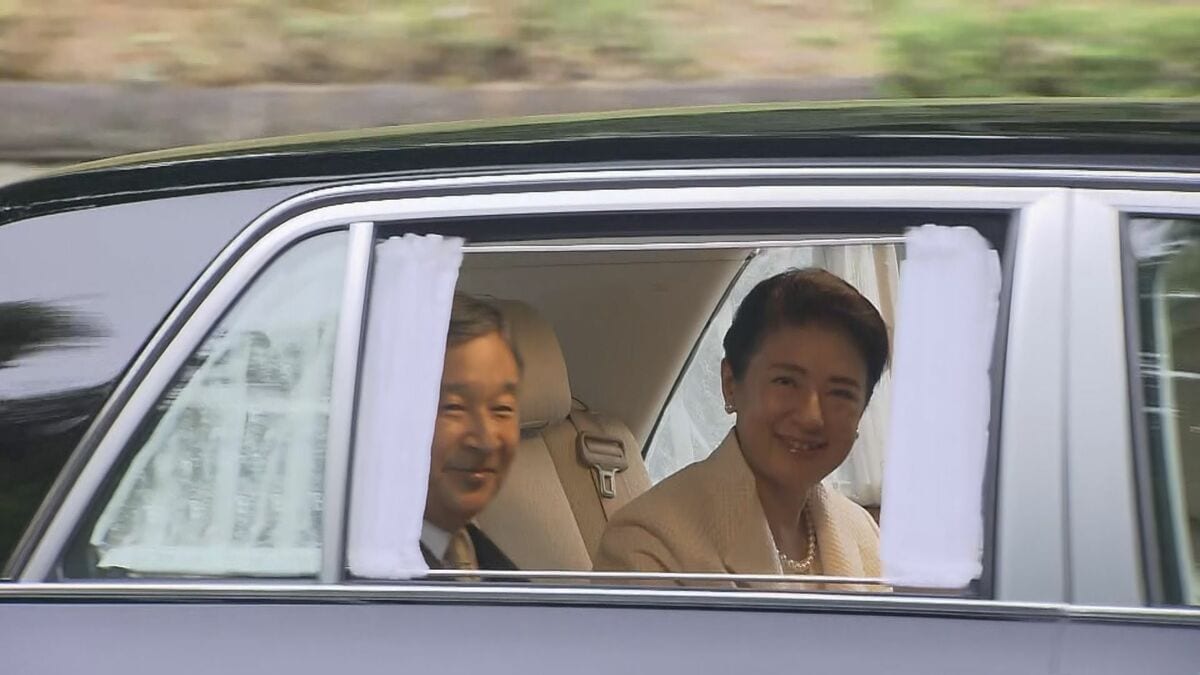 天皇皇后両陛下 上皇ご夫妻にモンゴル訪問報告 お住まいの仙洞御所へ 沿道に集まった人たちに笑顔でこたえ