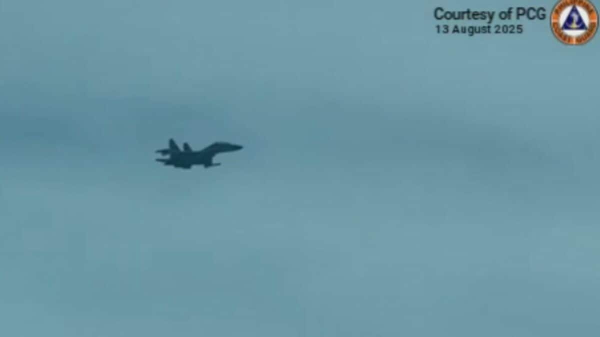 中国軍機がフィリピン機に60メートルまで接近“危険な操縦で妨害” 領有権争う南シナ海