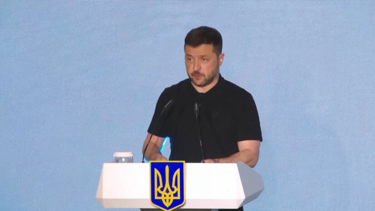 ウクライナ・ゼレンスキー大統領　国外渡航制限年齢22歳に引き上げ求める