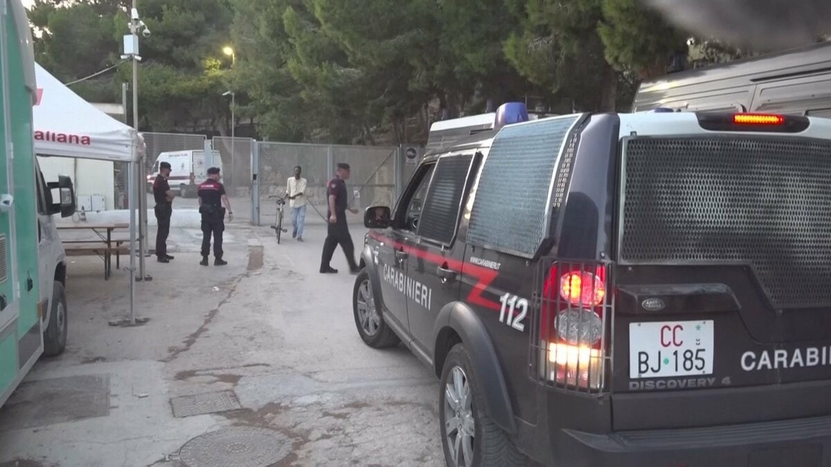 イタリア南部ランペドゥーサ島沖で移民を乗せた船が転覆　少なくとも27人死亡