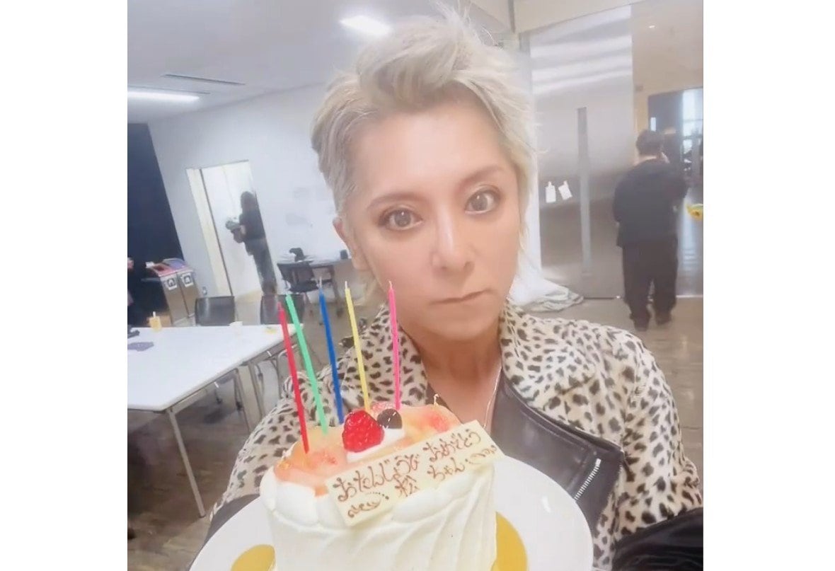 【 SOPHIA・松岡充 】　５４歳の誕生日ショット　「リアクション薄くてすみません。本当は感動で、泣きたいくらい幸せを感じています」　ファン反響　「若々しい〜」「いつも素敵」