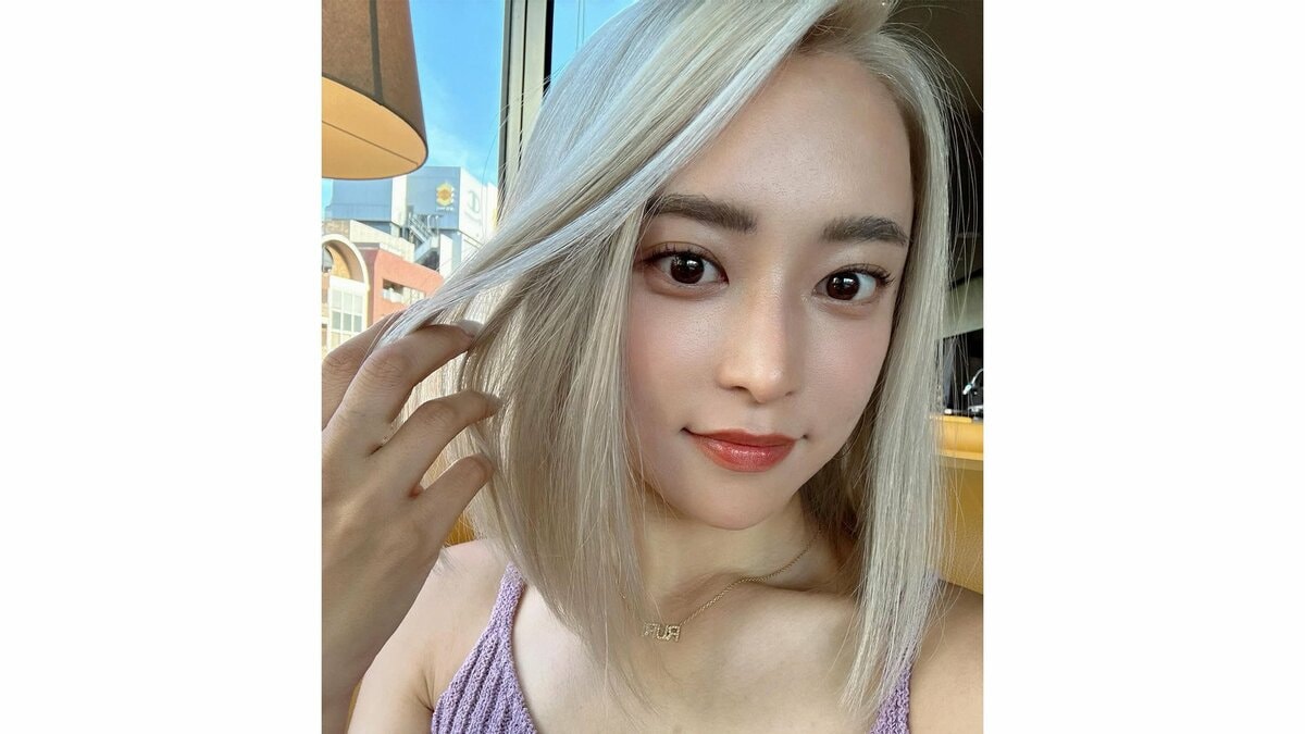 【小島瑠璃子】 夏の「リフレッシュ」にプラチナブロンドの新ヘアスタイルで夏を満喫する姿を披露 紫ニットとの鮮やかなコントラストが話題に