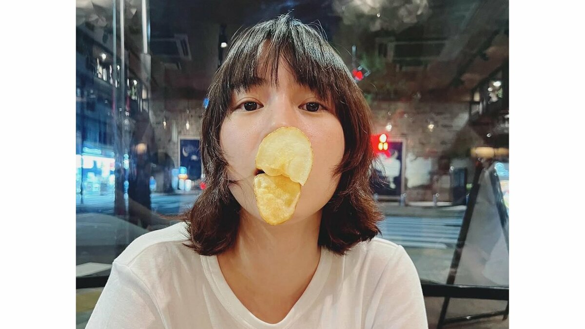 【のん】「久々のポテチ」リラックスした休日ショットを投稿 遊び心あふれる表情が話題に