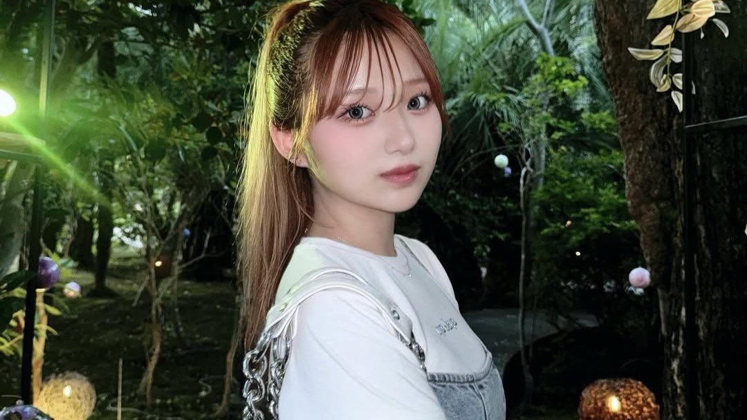 【 辻希美・長女 】希空「江ノ島シーキャンドル」 サムエル・コッキング苑で花に囲まれてアンニュイスマイル