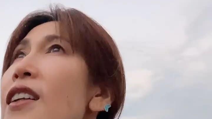 【 工藤静香 】 “寝転がって空を見るのが気持ちいいんだな” 「大好きな場所」で「ちょいと休憩」