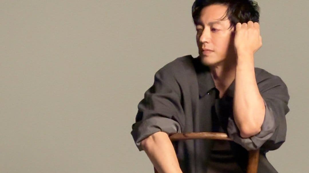 【 大沢たかお 】 “秋の装い” チャコールのジャケットに茶のパンツで撮影の一コマ フォロワー賛辞「10月のファンミ楽しみ」