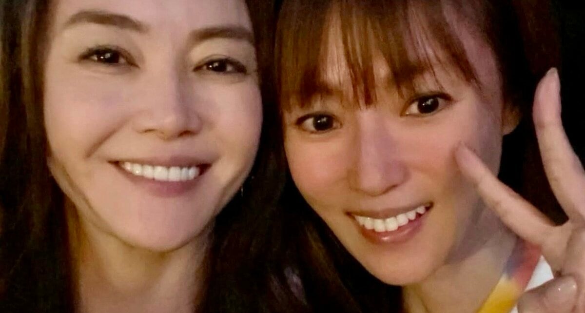 【 深田恭子 & 観月ありさ 】 顔寄せ合う仲良し2ショットに反響続々 「恭ちゃん」「ありちゃん」と呼びあい 「TOO SHY SHY BOY!」歌唱報告