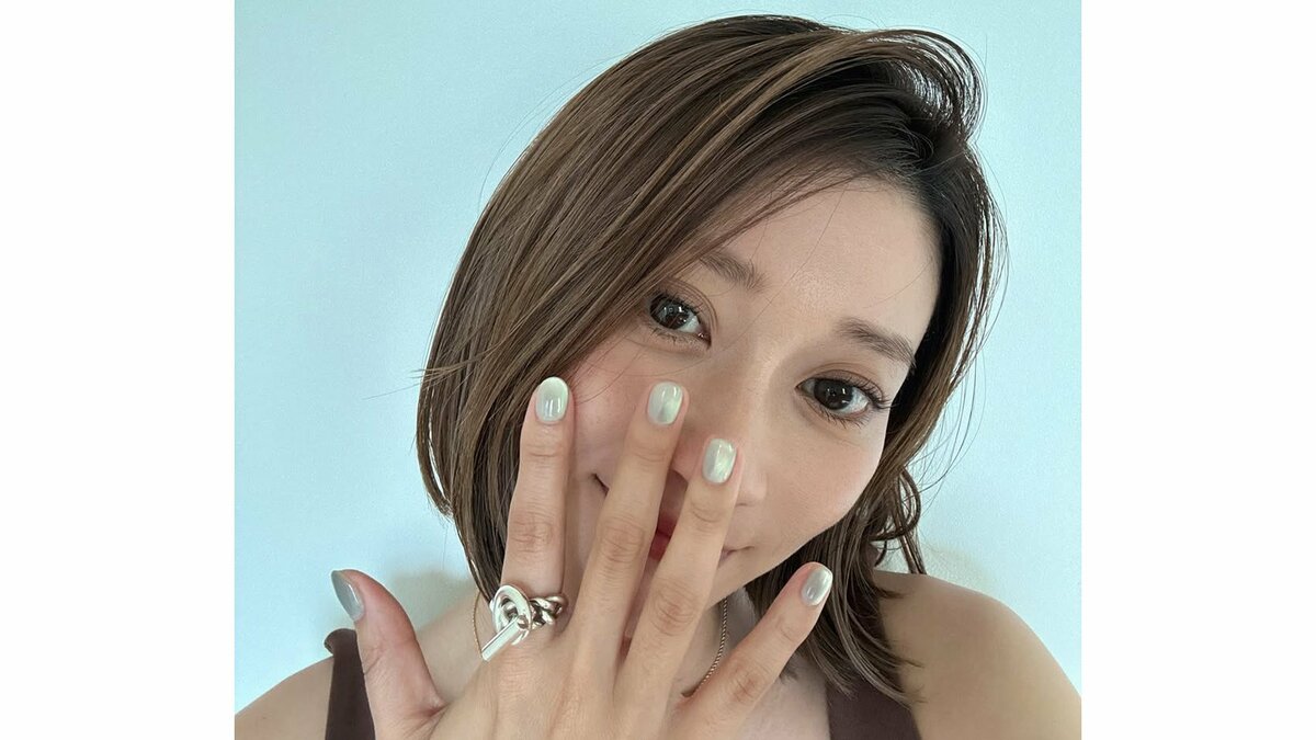 【 原幹恵 】 「シンプルだけど、さりげないきらめきが上品でお気に入り」 パールホワイトのネイルを披露