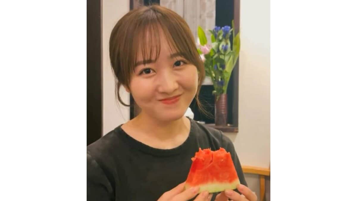 【 本田望結 】 「夏だ！スイカだ！夏休みだ！」　室内で黒Tシャツ姿のスイカタイム　落ち着いた空間で魅せる夏の味覚満喫シーン