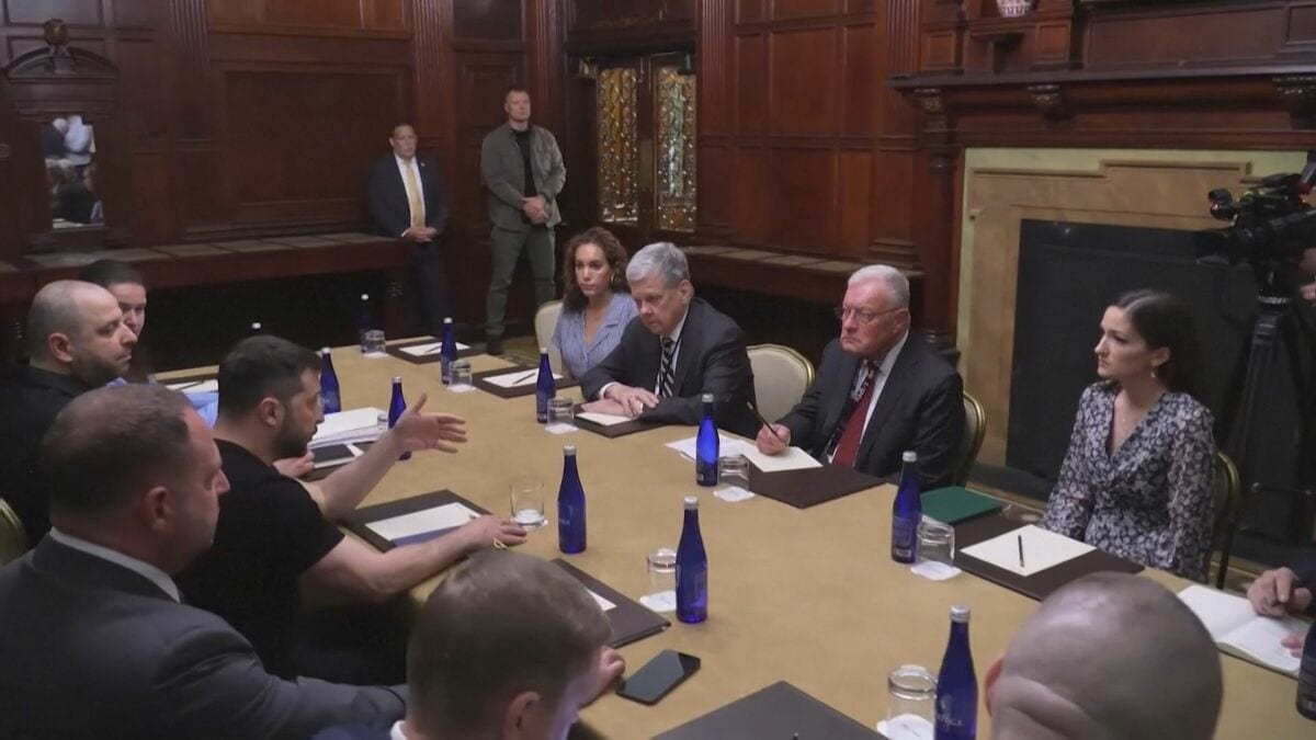 ゼレンスキー大統領がワシントンに到着 領土割譲には応じない姿勢を改めて強調 各地で攻撃も…10人死亡