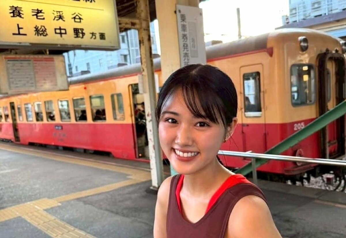 【 原菜乃華 】　鉄道旅で笑顔ショット　「夏ーーー！！」　ファン反響　「夏の小湊鉄道満喫だね」「レトロやかわいい」