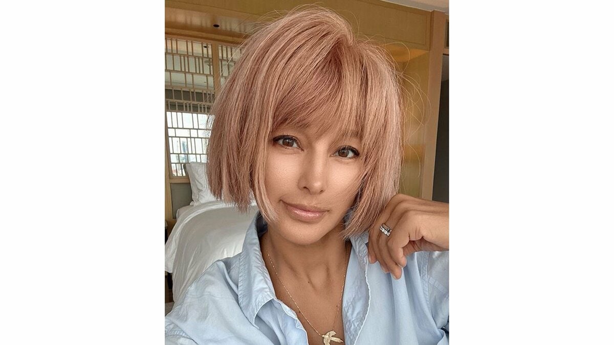 【がん闘病】梅宮アンナさん「今世紀1番幸せな誕生日を迎えました」53歳の誕生日を報告 淡いブルーシャツ×ピンク髪で感謝の投稿