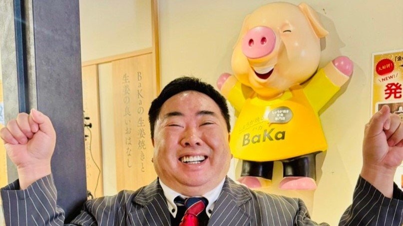 【 塚地武雅 】しょうが焼きの店内で「親近感〜！」豚のマスコットとポーズを合わせて満面の笑み【 ドランクドラゴン 】