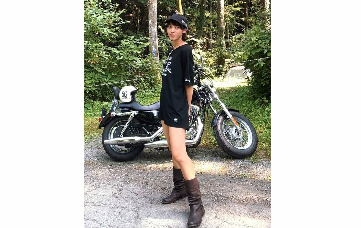 【 笠井海夏子 】 「バイクウェア暑いから降りたらこのさらっとしたTシャツに短パンが楽ちん！！」　ＳＮＳに綴る　「この格好で運転したら足火傷すっぞ！」