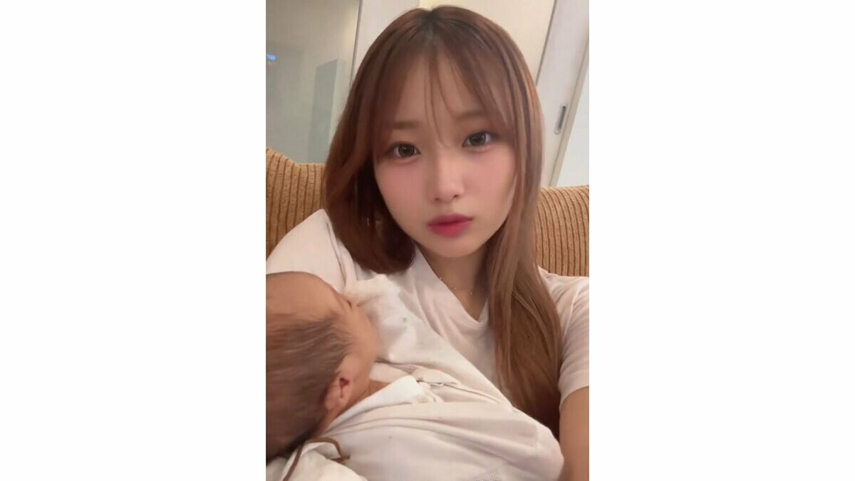 【辻希美・長女】希空 小さな妹「夢空(ゆめあ)ちゃん」を抱っこ 「可愛いかわいいカワイイカワイイ」