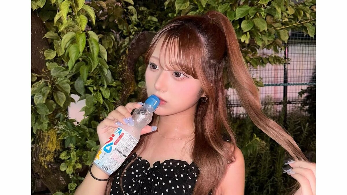 【 辻希美・長女 】希空 公園で楽しむ夏の定番飲料「ラムネ」が織りなす涼し気な一瞬 「夏の爽やかな一日」を切り取るオフショットを公開