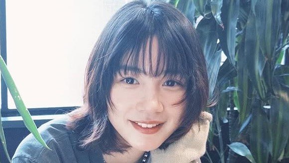 【のん】グラビア撮影のオフショット公開「プリンもカフェオレも美味しかった」撮影の合間に見せた素顔