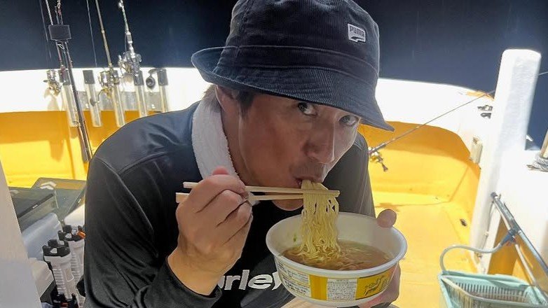 【近藤真彦】仲間4人で「111杯」のイカ漁を報告 ご近所レストランにもお裾分け イカ釣り船上で「カップ麺も最高」と至福の時間