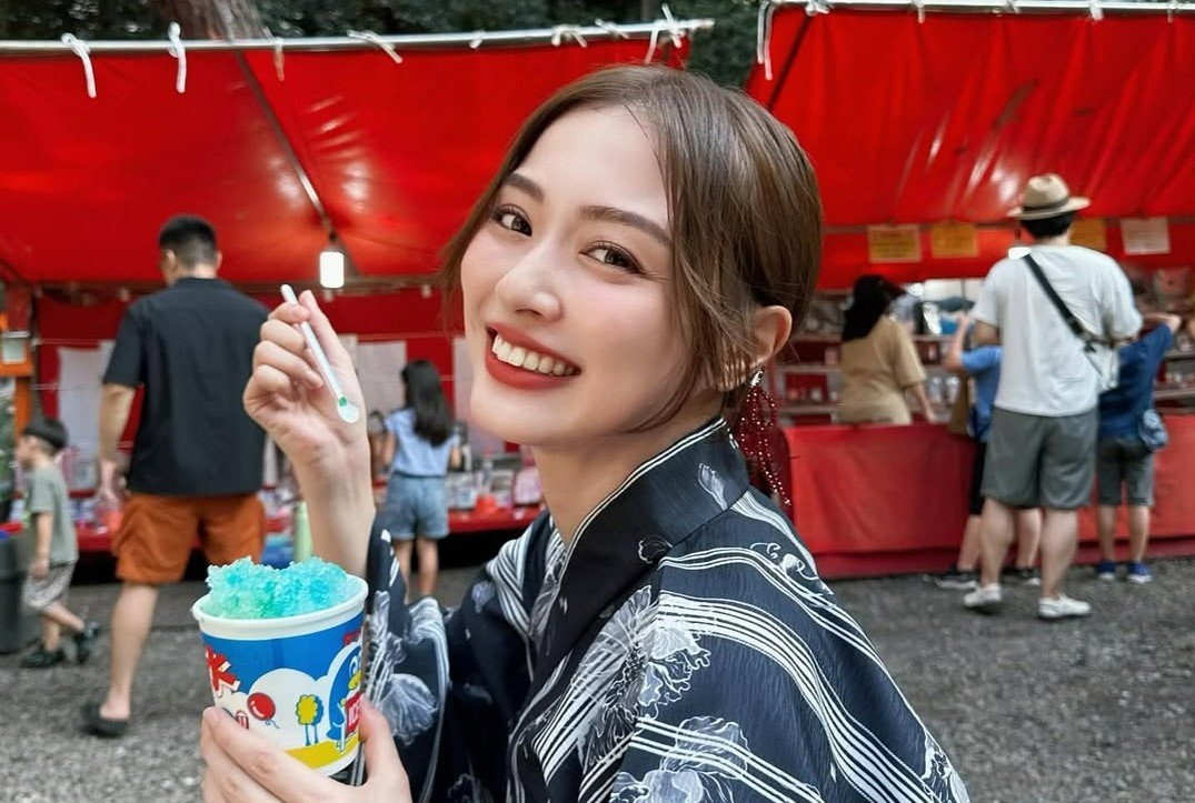 【 内田理央 】 「プライベートでは人生初浴衣！」　モダン浴衣で夏祭りを満喫