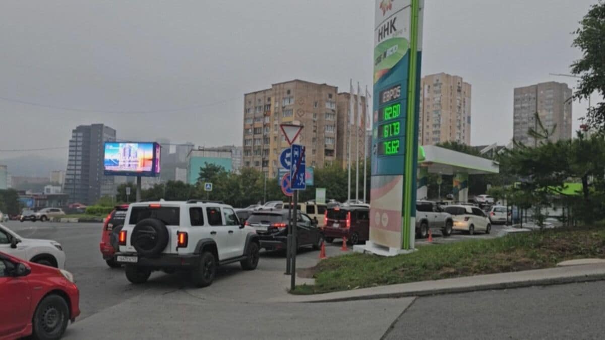 ロシア極東などで深刻なガソリン不足 ガソリンスタンド前に長い車列 ウクライナによる石油施設への攻撃影響か