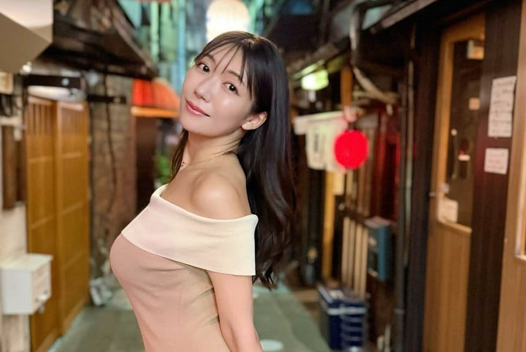 【 穂川果音 】 「こんなところにあったの〜？と実は初めて知った渋谷の横丁。　味のある雰囲気が良かった〜」　オフショットを公開