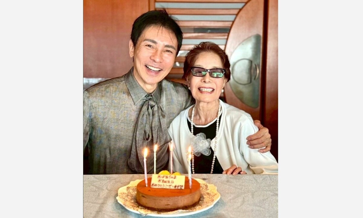 【 郷ひろみ 】 母の92歳・誕生日を祝福 「92歳を迎えたけど、めちゃくちゃ元気だよ。いつまでも笑顔で元気でいてもらいたいよ」 笑顔2ショット公開