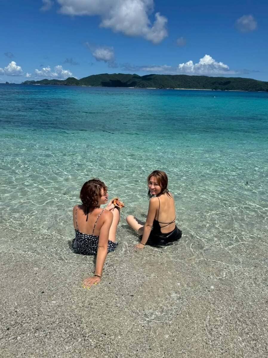 【 新山千春 】 憧れの座間味島で家族旅行を満喫 「全てが愛おしい思い出になりました!!」 ウミガメとの遭遇も