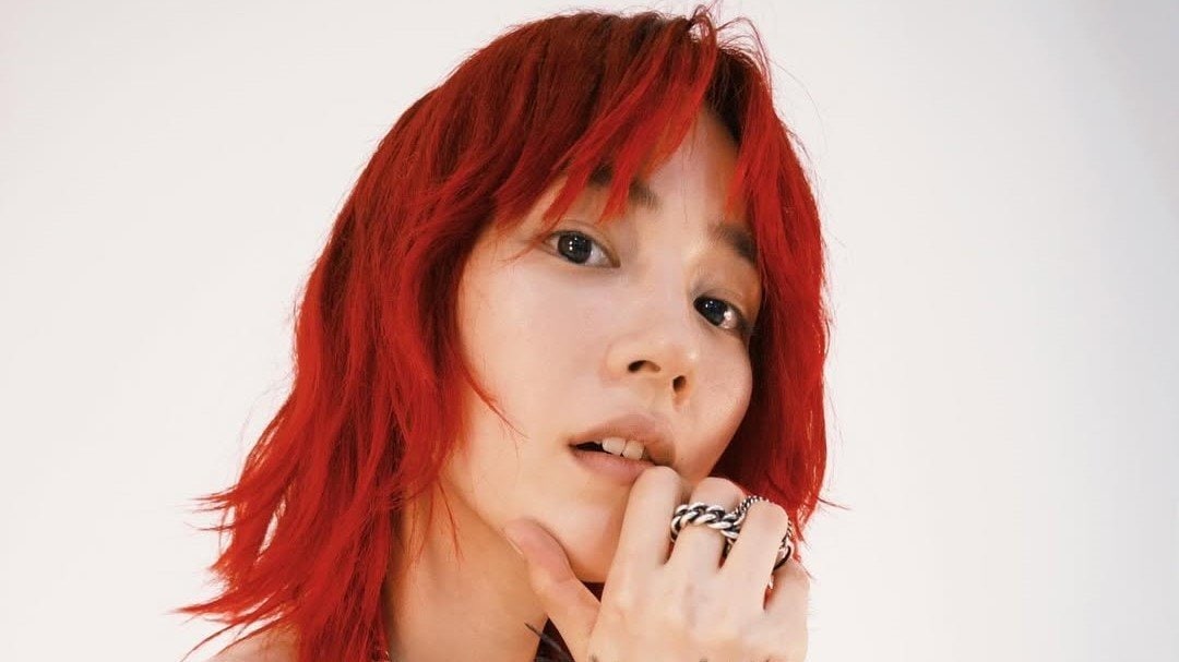 【のん】アルバムジャケット撮影のオフショットを公開 「あみあみ」赤髪と白いドレスで魅せる