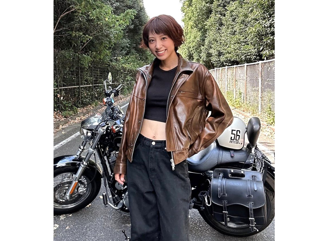 【 笠井海夏子 】 29歳の誕生日 愛車「ハーレーダビッドソン」と笑顔 「もういい大人ということで、かっこいい革ジャンを着てみました!」