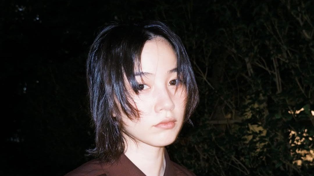 【のん】「髪切った」肩丈の黒髪 夜の撮影で魅せる えんじ色のシャツ姿のオフショット公開