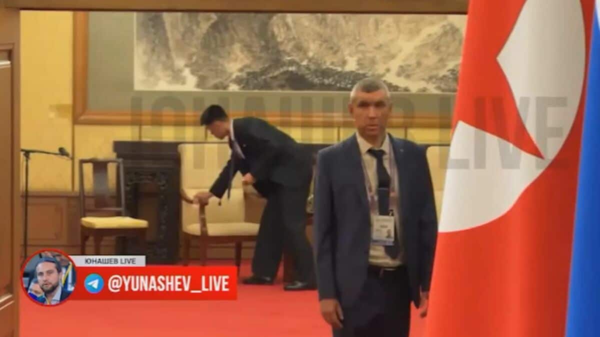 プーチン大統領との会談後 金正恩総書記が座っていた椅子を随行員が入念に拭く