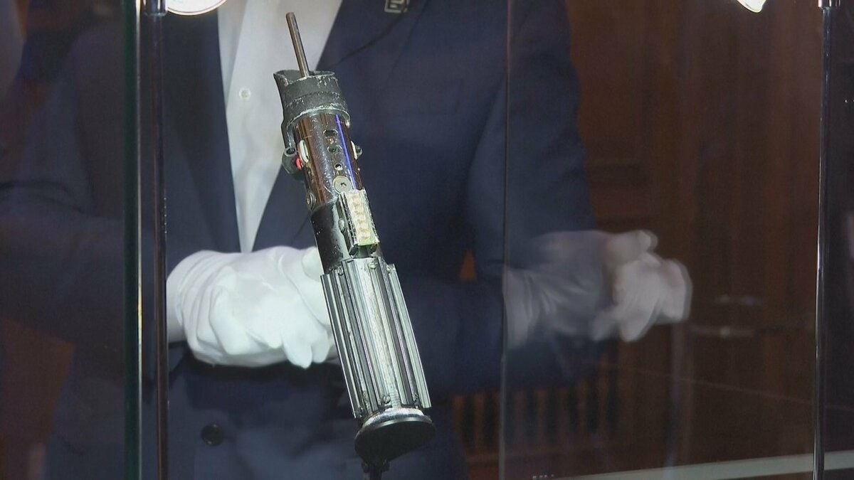 ダース・ベイダーの「ライトセーバー」が約5億4000万円で落札
