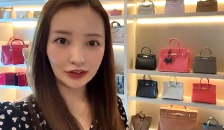 【 板野友美 】 豪華自宅を公開 クローゼットルームには「シャネルのバッグが8割、9割ぐらい」 「この家も、これからの未来も、すべては自分たちへの投資」