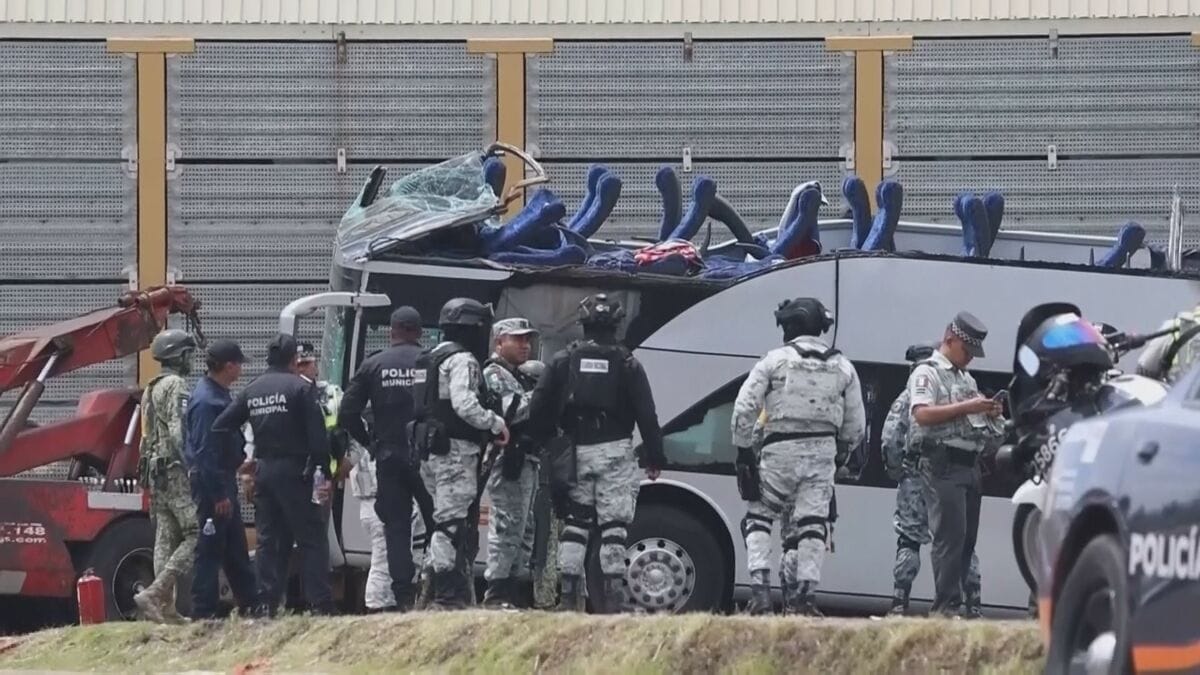 メキシコで2階建てバスと貨物列車が衝突　少なくとも10人死亡