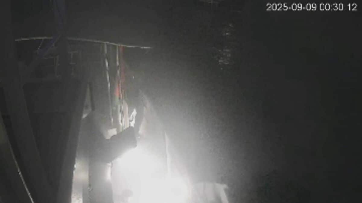 閃光の瞬間　ガザ支援物資運搬を目指すグレタさんらの船団、ドローン攻撃に「屈しない」